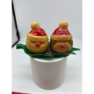 JSNY Salt & Pepper Shakers Red Green 1975 Santa Mrs Claus Holly Tray 3 Piece Set